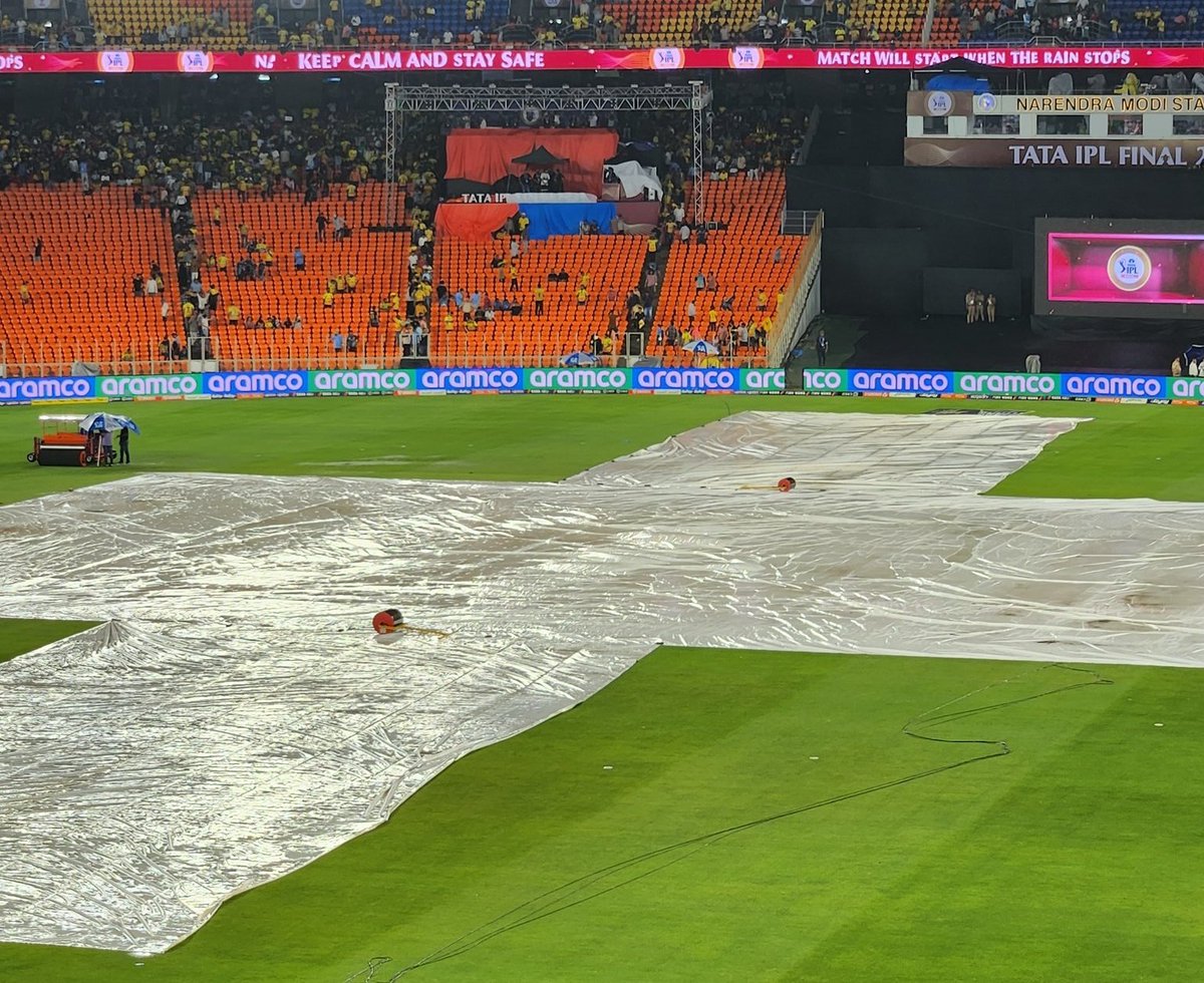 VSpotts10's tweet photo. The rain has stopped at Narendra Modi Stadium.
#IPL2023Final
#IPL2023
#IPLonJioCinema #IPL2023Final #IPLFinal #IPL2023 #CSKvGT #GTvCSK #rain #rainstop #Ahmedabad #NarendraModiStadium
#ChennaiSuperKings #GujratTitans https://t.co/WG7uOL5YUr