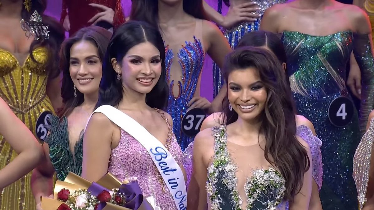 PhilippineStar's tweet photo. CONGRATULATIONS, BB. JEANNE! 👏

The exquisite national costume of Binibini Jeanne Isabelle Bilasano from Albay emerged as the "Best in National Costume" amidst fierce competition during the #BinibiningPilipinas 2023 coronation.

Donning a mesmerizing ensemble made from hand-woven Abaca and indigenous fabric embellished with handmade flowers, pearls, and appliques that paid homage to Daragang Magayon, she claimed the title at Smart Araneta Coliseum on Sunday. (Screenshots/Bb. Pilipinas Official)

#BBPGrandCoronation2023 #BbPilipinas2023