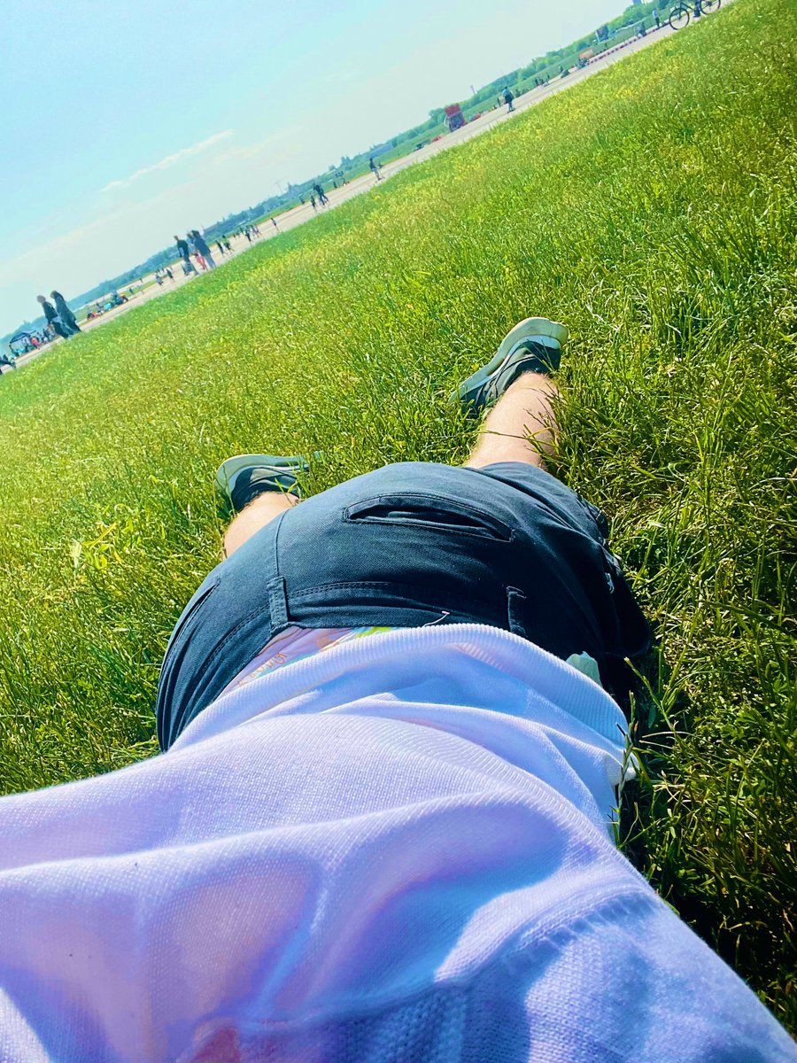 Enjoying the sun at an abandoned airport on our citytrip in Berlin 🇩🇪😜