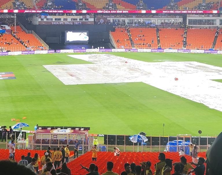 mufaddal_vohra's tweet photo. The rain has stopped at Narendra Modi Stadium. https://t.co/PLCnU9DFu3
