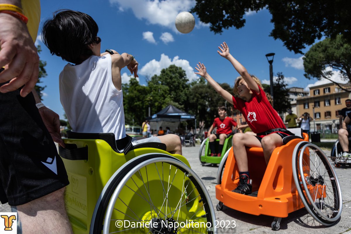 Travolti dalla bellezza della giornata di ieri che non abbiamo parole per raccontare tutto quello che è avvenuto, le centinaia di persone e bambini che hanno giocato, scherzato, condiviso e gioito! OGNUNO A MODO SUO 2023 è stata gioia pura, energia incredibile. GRAZIE !