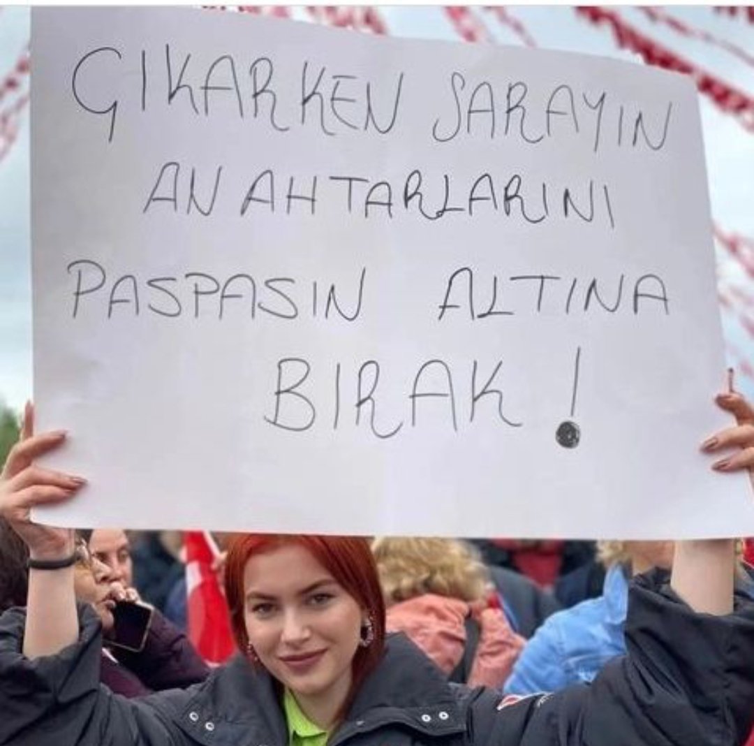 Güzelim anahtar  paspasın altında .
Etrafı iyce  temizle ,  Tuvaletleri  bi güzel  fırçala   parlat.
İşin bitince  anahtarı  aldığın  yere  bırak .   CUMHURU REİSİMİZ RECEP   TAYYİP  ERDOĞAN  GELECEK..❗