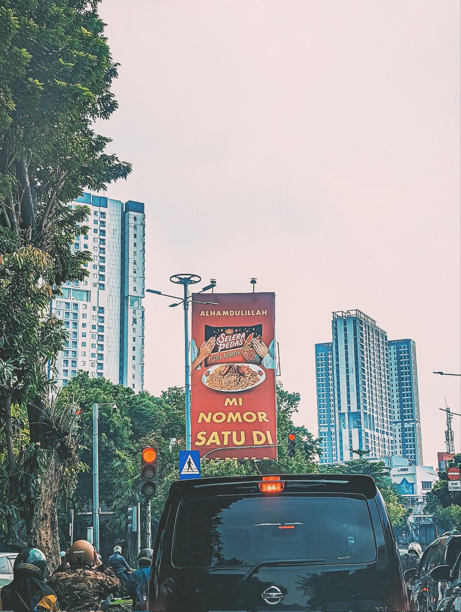 iqbalkanzo_'s tweet photo. Iklan ABC Selera Pedas ini nyaris melanggar Etika Pariwara Indonesia (EPI). Menurut EPI iklan tak boleh memakai kata-kata superlatif macam “nomor satu”, kecuali jika disertai bukti. Kok, iklannya dikata nyaris melanggar EPI? Sebab, kalimat klaimnya sengaja dituliskan taklengkap. https://t.co/vDiFore480