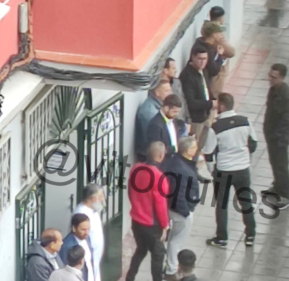 vitoquiles's tweet image. 🔴 #URGENTE | Pillado el candidato de Podemos en Alcorcón repartiendo sobres en una mezquita.

No son unas elecciones limpias.