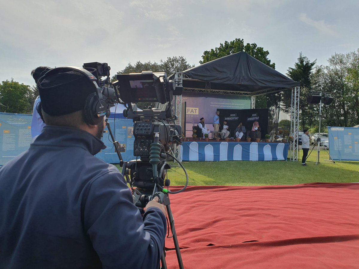 UKMuslimYouth's tweet photo. 🔴 Live @InsideAhmadiyya from Islamabad

Tune into #MTAi

https://t.co/cADzYLHBju

#KhilafatDay #CaliphOfMessiah #KhilafatKhamisah #FifthCaliphate https://t.co/fkrx7FRrld