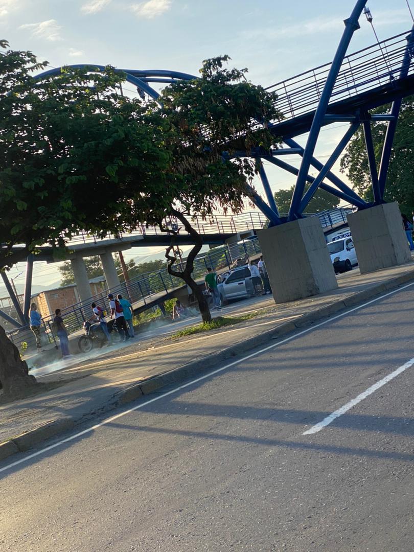 cntnoticia's tweet photo. #28Mayo ACCIDENTE VIAL en la intercomunal Turmero -Maracay a la altura de La Casona:  3 fallecidos y 2 heridos al impactar una camioneta contra una pasarela, el vehículo involucrado es una camioneta Ford Explorer gris. Autoridades en sitio. #Turmero #intercomunal  @geniuslawyer https://t.co/kOpmA2gRl4