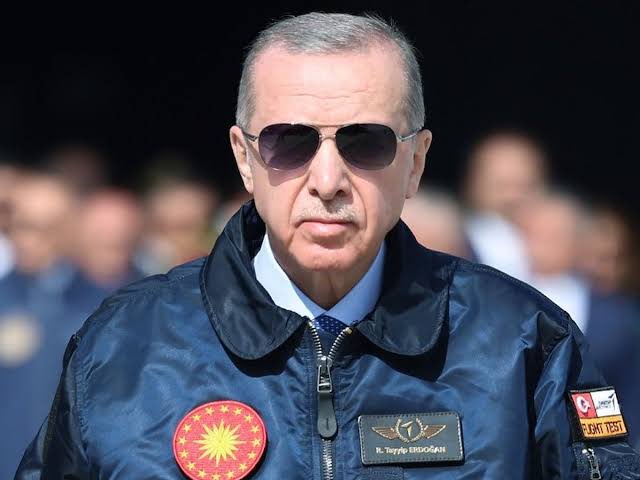 Aramızda kalmasına gerek yok :) Adam kazandı. Ülke kazandı. Millet kazandı.