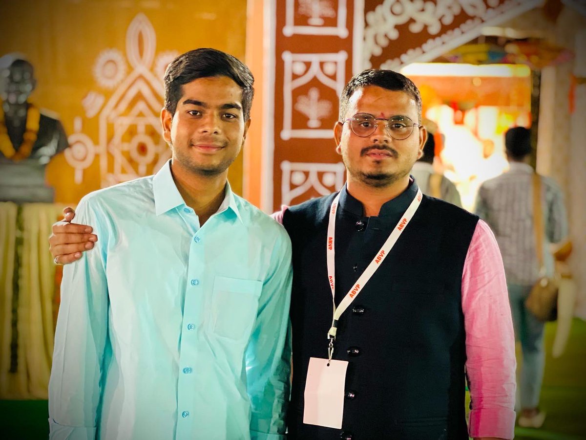 Vishalsharma_ru's tweet photo. आदरणीय श्री अश्वनी जी भाईसाहब को अखिल भारतीय विद्यार्थी परिषद के क्षेत्रीय संगठन मंत्री बनने पर हार्दिक बधाई एवं शुभकामनाएँ।@iAshwani_Sharma https://t.co/qgFtp28AVY