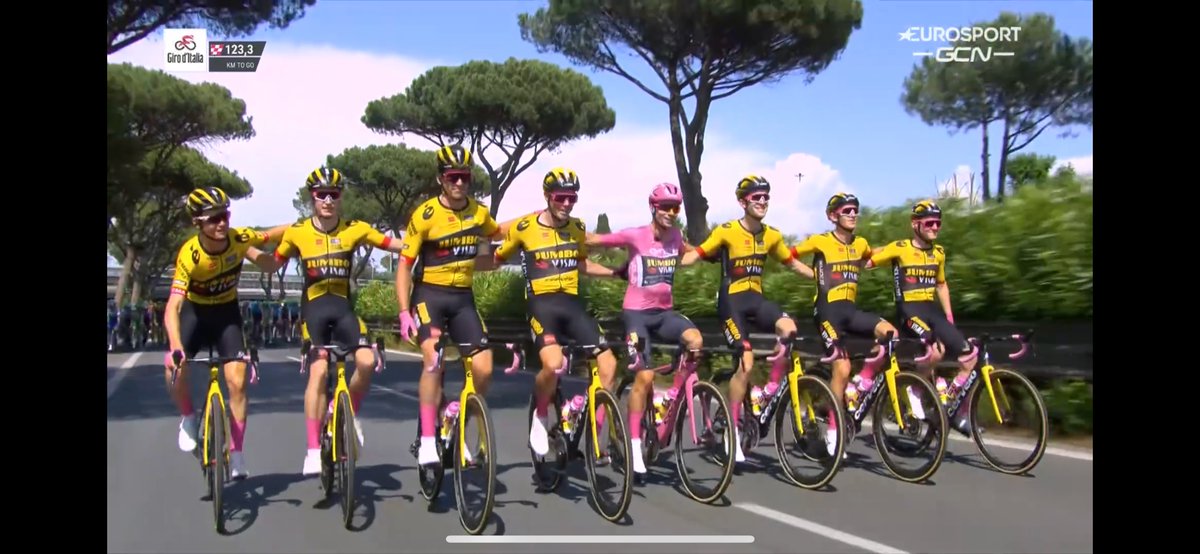 What a race! The best team won but heart hurts for <a href="/GeraintThomas86/">Geraint Thomas</a> the most gracious sportsman of all time. Highlight however was sweaty mess <a href="/AdamBlythe89/">Adam Blythe</a> on the bike. Gold 😁👌 <a href="/JumboVismaRoad/">DavidRRCegg</a> <a href="/giroditalia/">Giro d'Italia</a> <a href="/gcntweet/">GlobalCyclingNetwork</a>