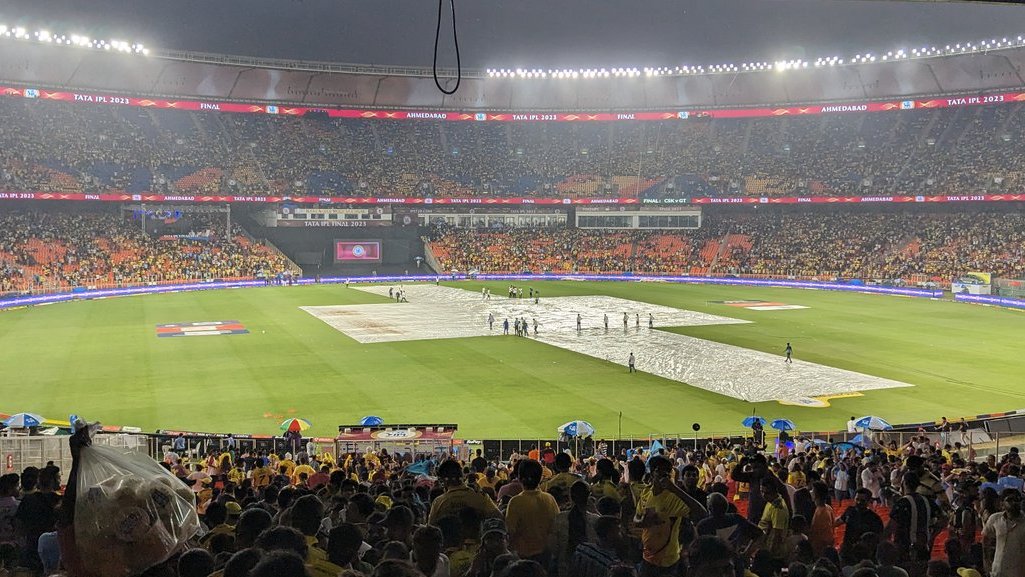News18Odia's tweet photo. IPL ଫାଇନାଲରେ ବର୍ଷା ବାଧକ
ଟସ୍ କାର୍ଯ୍ୟରେ ବିଳମ୍ବ, ଦର୍ଶକ ନିରାଶ
ଧୋଇଯିବ କି ଗୁଜରାଟ-ଚେନ୍ନାଇ ଫାଇନାଲ ?
@iplfinal2023 @CskIPLTeam @gujarattitans_ #iplrain #ipltossdelay https://t.co/ilPKw0oUC6