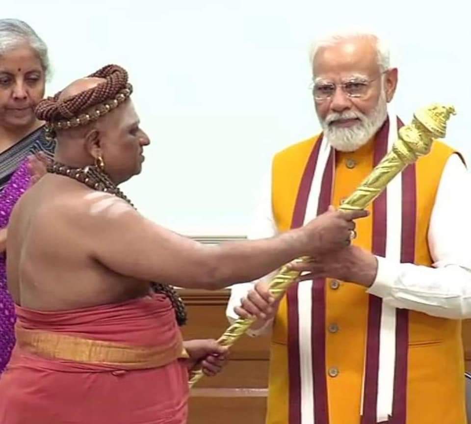 Jatttribals's tweet photo. लोकतंत्र अभी जबरदस्त खतरे में अब हम सभी को आपसी राजनीतिक भेदभाव मिटाकर सड़कों पर निकल आना चाहिए और किसान के बेटे फ़ौज पुलिस को भी जनता का साथ द���ना चाहिए नहीं की मनुवाद
अब मनुवादी राजतंत्र को जड़ से खत्म करने के इसके लिए बलिदान के तैयार हो जाना चाहिए नहीं तो गुलामी आपके दरवाजे पर https://t.co/yDbLVfQPJr