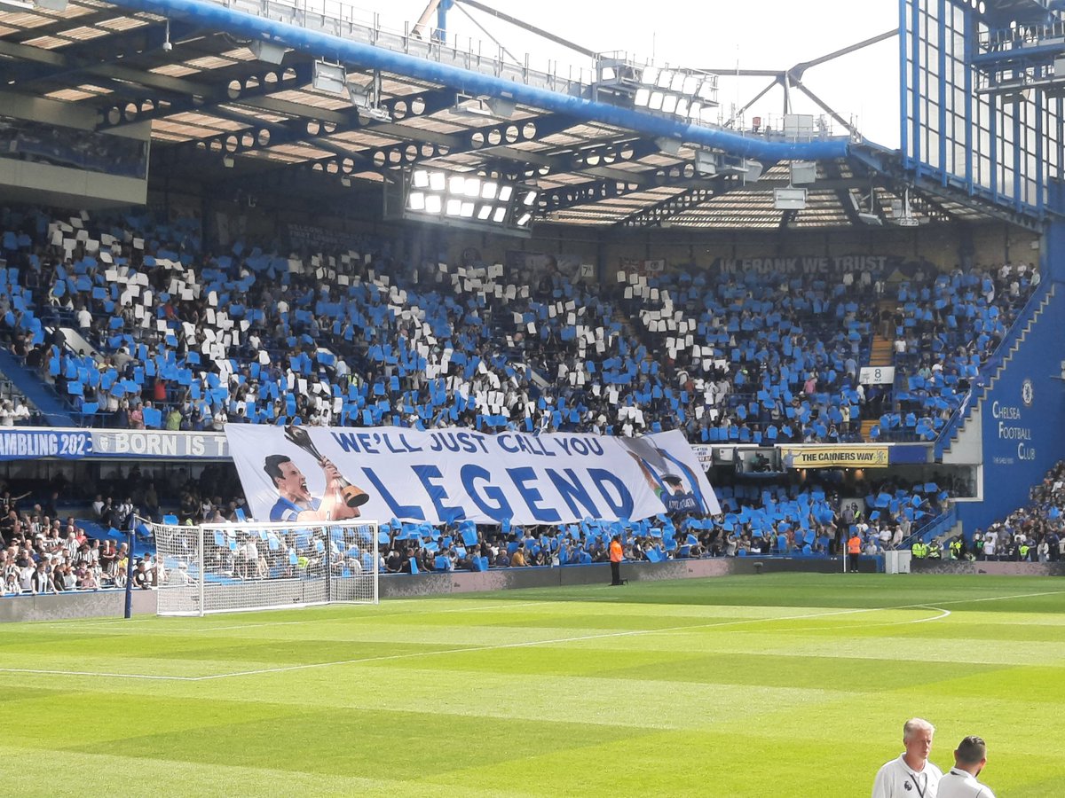 NizaarKinsella's tweet photo. "We'll just call you legend," @CesarAzpi is a Chelsea great. #cfc #chenew https://t.co/zKsV44mn7O