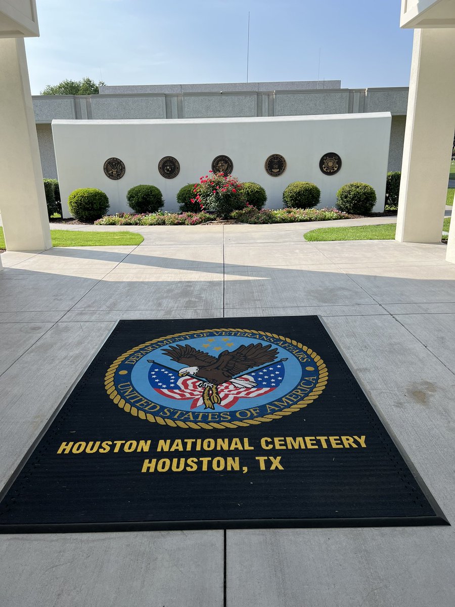 JoulesMinds's tweet photo. 3,400 flags up in 20 minutes with 350 volunteers β€οΈππΊπΈ there is always a need for volunteers to take them down (next Saturday at 9a, just sayinβ) π
#houstonvets #houstontexas #Houstonfallen #fallenvets https://t.co/omtWgrSqCe