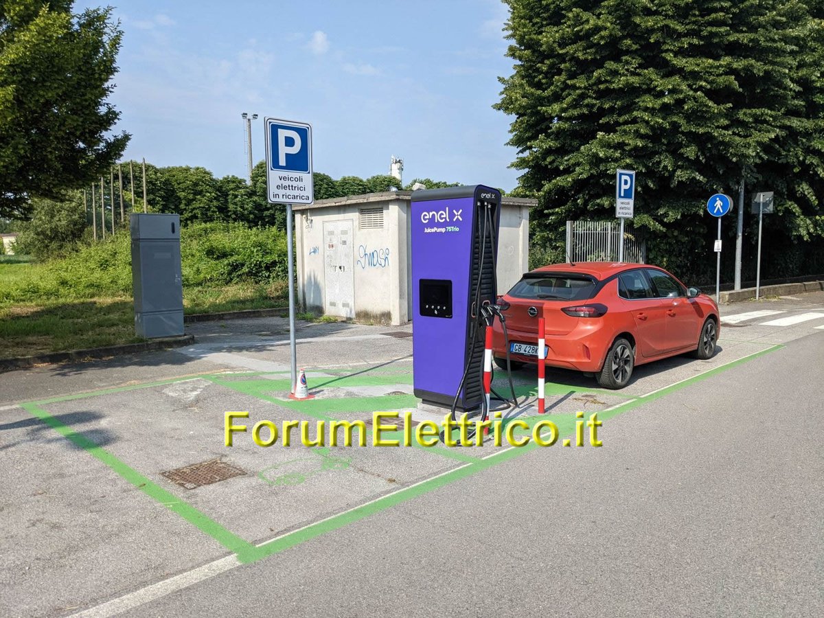 La stazione di ricarica per veicoli elettrici Enel X Way presso la Fast di Bonemerse CR: in pochi minuti a piedi troviamo un paio di bar, uno di fronte al municipio e l'altro accanto forumelettrico.it/forum/colonnin… #cremona #bonemerse #enelxway