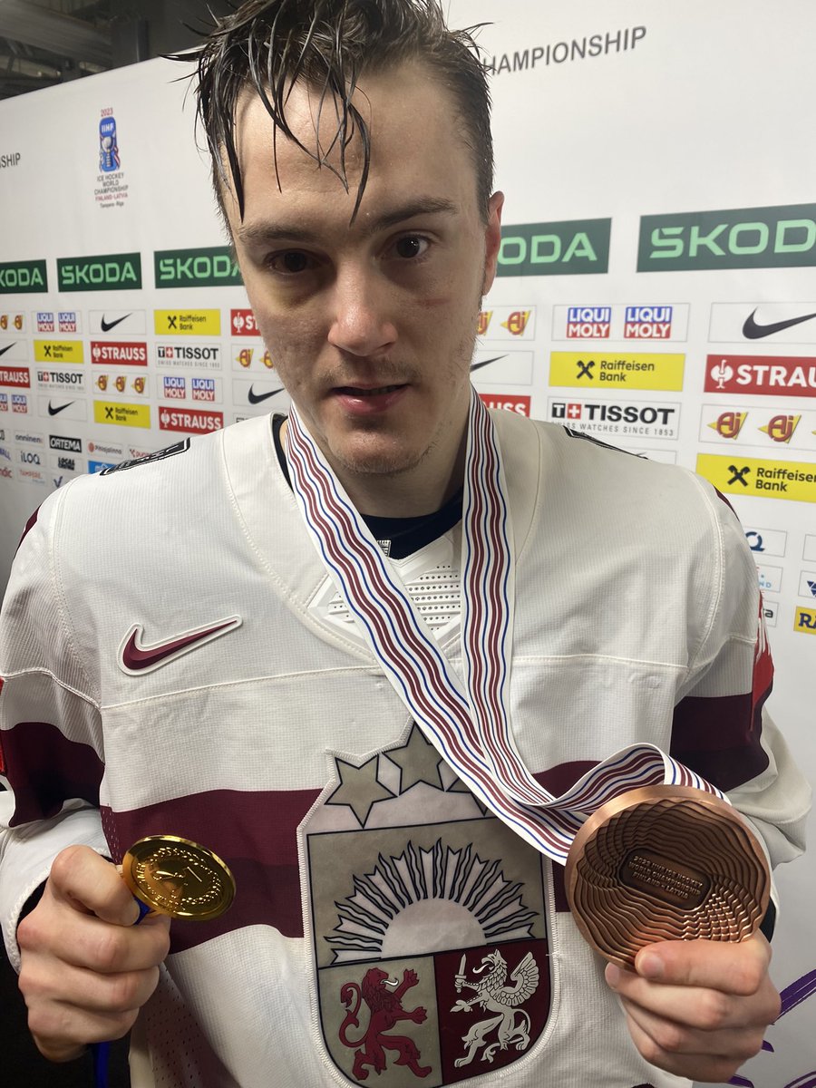 Kristaps Zīle: Pirms spēles viens mazais puika man iedeva medaļu un teica, ka viņa acīs mēs esam čempioni. Teicu viņam, ka pēc spēles uz Latviju aizvedīšu vēl vienu medaļu