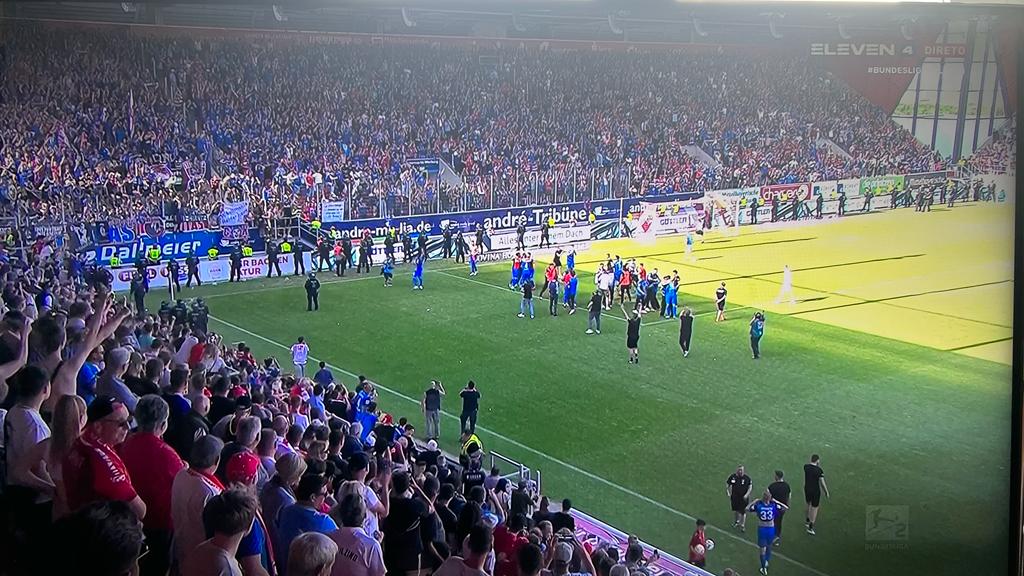 david_delapena's tweet photo. Pero el Heidenheim le ha dado la vuelta con goles en el 94' y el 98' para acabar ascendiendo por primera vez en su historia a la Bundesliga. Tremendo desenlace, ha sido impresionante lo de este fin de semana en Alemania. https://t.co/k4lyzgdMmU