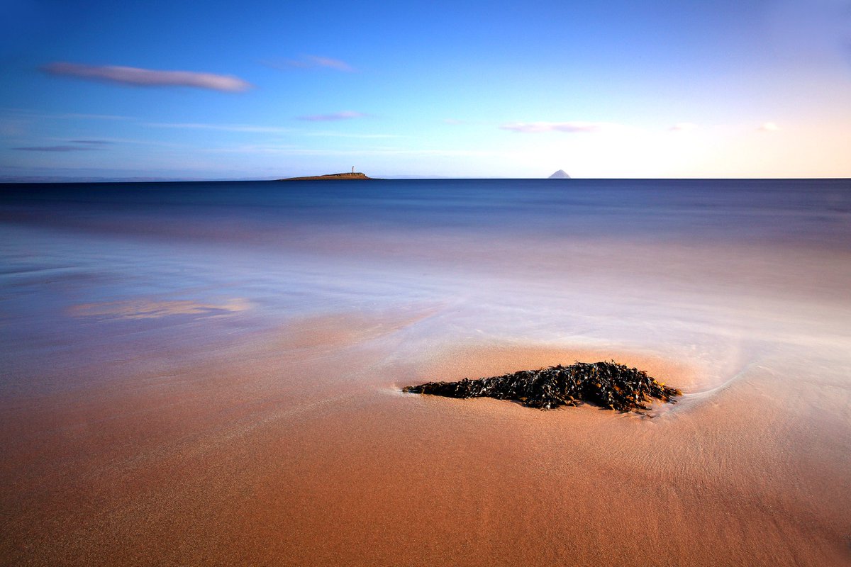 Yes, this is Scotland 🏴󠁧󠁢󠁳󠁣󠁴󠁿 

↔️ Kildonan Beach 🧔🏻‍♂️ 📸 🏖️ 
↖️ Pladda Isle 🏝️ 
↗️ Ailsa Craig ⛰️ 

She’s a beeeeauty 🫶🏼

#IsleOfArran
#AyrshireAndArran
#Scotland
#VisitScotland