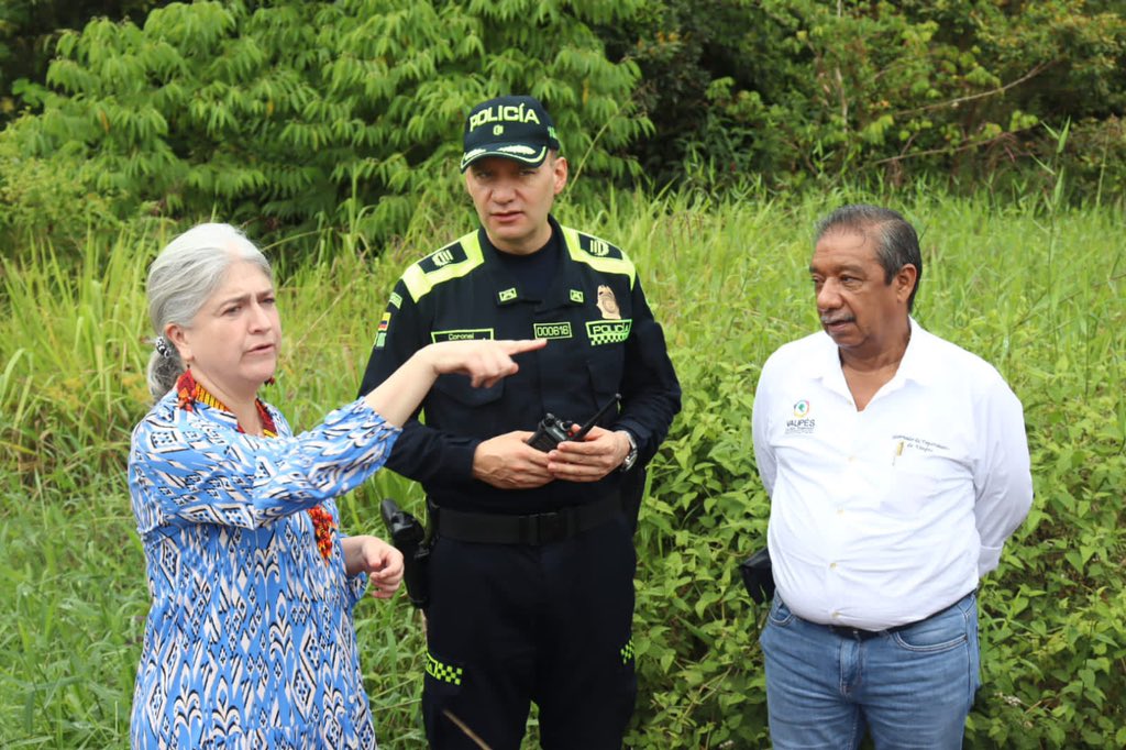 gobernavaupes's tweet photo. Nuestro Gobernador, un equipo del Plan Departamental de Aguas y el Secretario de Infraestructura, también estuvieron presentes, apoyando la voz de los habitantes de la comunidad y explicándoles el estado del proyecto https://t.co/poO0r2vYzD