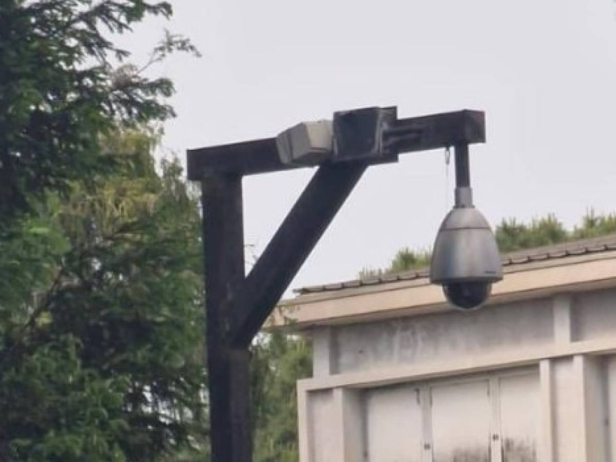 Telecamera su forca. Questa macabra installazione è, ben visibile, all'ambasciata iraniana di Roma. Un'intimidazione verso chi, dall'altro lato della strada, manifesta. Una provocatoria ostentazione di un terribile strumento di repressione.