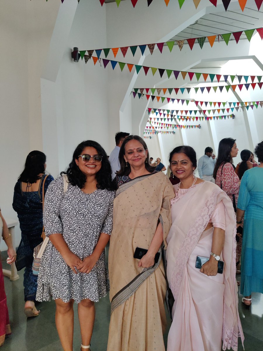 MichMumblings's tweet photo. Couple of yrs back at my convocation from @azimpremjiuniv, I told my mom dat I had classmates who are in their 40s, 50s and even 1 who is 61 and that if they can, she can too! Fast forward a couple of years and here I am at her convocation with my professors who r now hers too!💜 https://t.co/gssqCgPT88