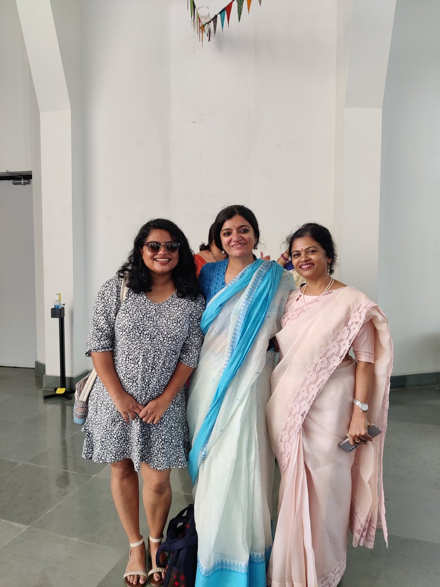 MichMumblings's tweet photo. Couple of yrs back at my convocation from @azimpremjiuniv, I told my mom dat I had classmates who are in their 40s, 50s and even 1 who is 61 and that if they can, she can too! Fast forward a couple of years and here I am at her convocation with my professors who r now hers too!💜 https://t.co/gssqCgPT88