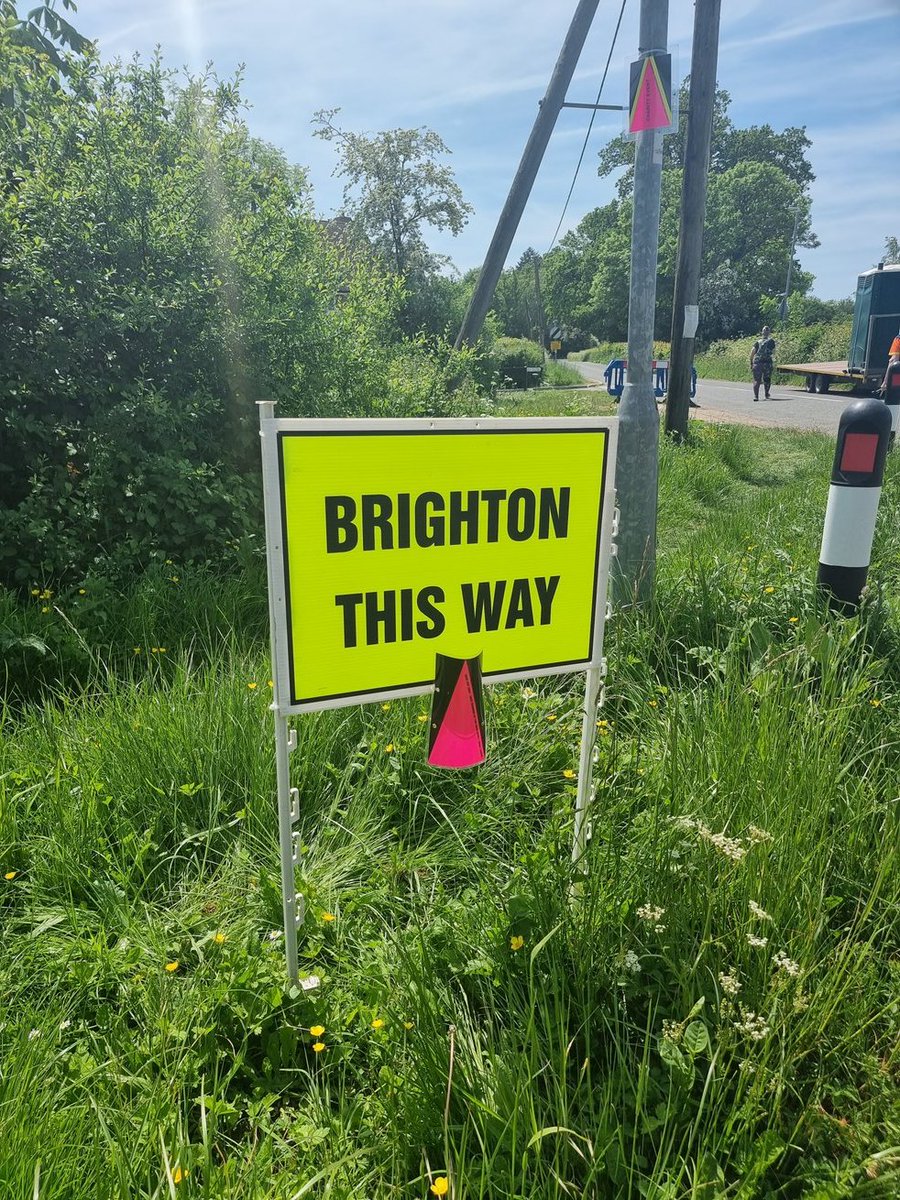 NicHawkey's tweet image. At the final checkpoint, 11km to the finish. Hot and tired and very sore feet and legs! If you haven&apos;t already, I&apos;m also raising money for @DonsLocalAction and any sponsorship would be 🙏 received! #L2Bchallenge 
justgiving.com/page/nicola-ha…