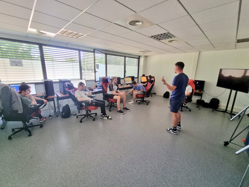 Un vainqueur de Major qui vient rendre visite et aider nos <a href="/THEPRODIGIESgg/">THE PRODIGIES</a> France en  bootcamp 🇫🇷

Merci capitaine  <a href="/Vitality_apEX/">Dan Madesclaire</a> 🫡 

Prêt pour les playoffs ESEA et  #ESLCN
 
@Saaxgo
<a href="/dou_waaps/">dou_waaps</a>
<a href="/Chuckyycsgo/">Chucky</a>
<a href="/ElectuS__/">ElectuS</a>
<a href="/MiniKlar/">MiniKlar :)</a> 
-
@etiennenow 
<a href="/_next/">Jordan Savelli</a>