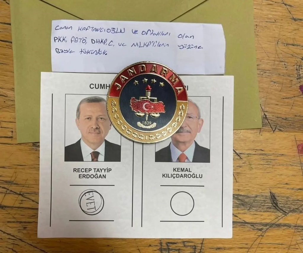 Güvenlik güçleri, Kaftancıoğlu’nun dün paylaşıp sildiği hakaret içerikli tweetine tepki gösteriyor.
#Secim #Secim2023 Bekld Kaftancioglu tükürmeye geliyoruz