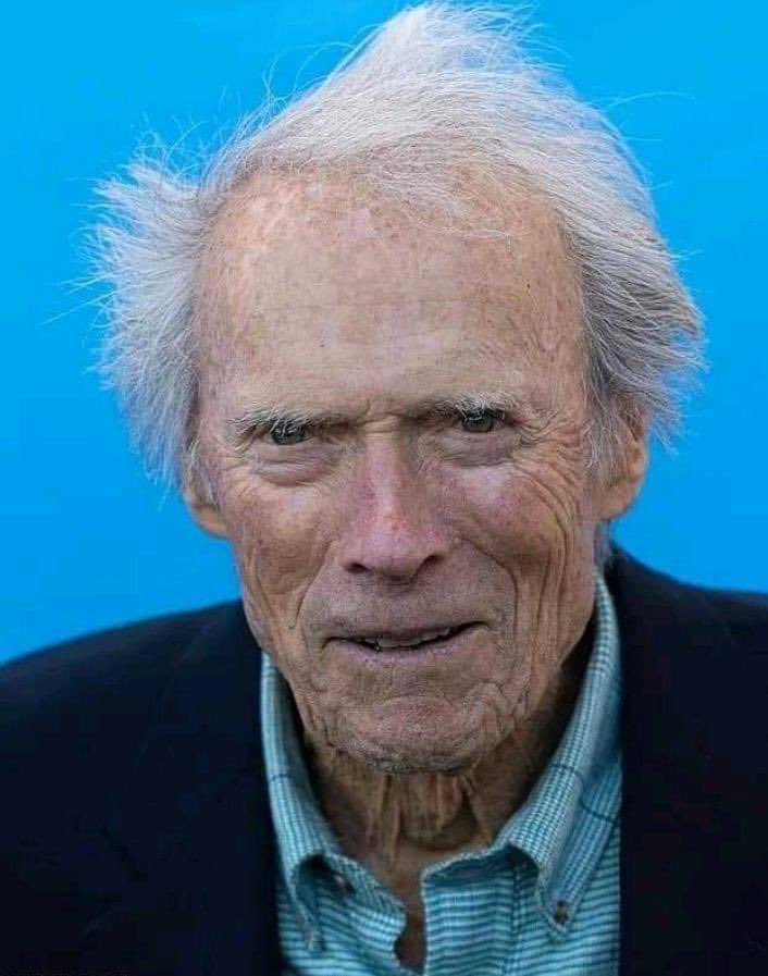 ¡NO DEJO ENTRAR AL VIEJO!

Esta es la respuesta que le dio el admirado y nonagenario actor Clint Eastwood al cantante de country Toby Keith, cuando este le preguntó que cual era su secreto para seguir activo y brillante a su edad. 

Cuando me levanto todos los días no dejo entrar…