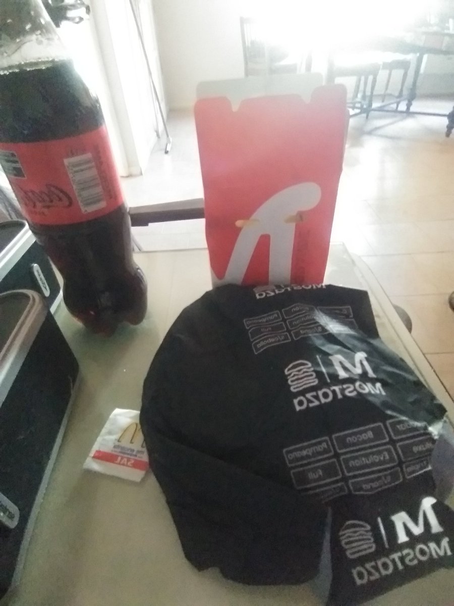 VickyFashion15's tweet photo. @todonoticias #ESTEFINDE celebrando este día como corresponde...mientras hablaban de la hamburguesa a $1, estabamos pidiendo delivery https://t.co/ETWL9XsZCb