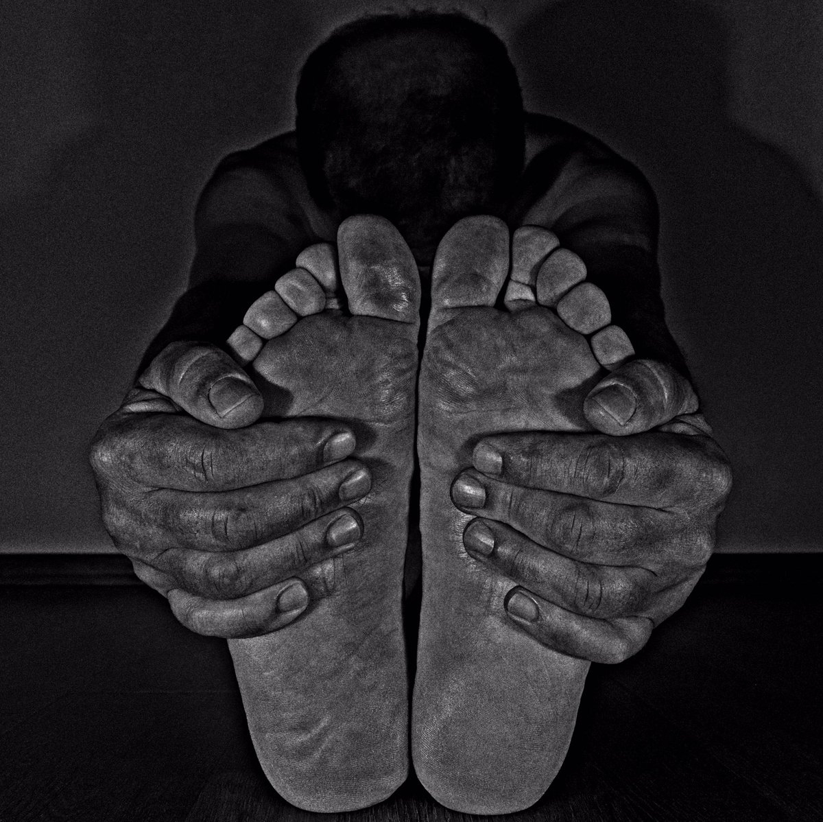 With hands and feet...Model, myself.😉
#schwarzweiss #schwarzweissfotografie #bw #bwphoto #bwphotography