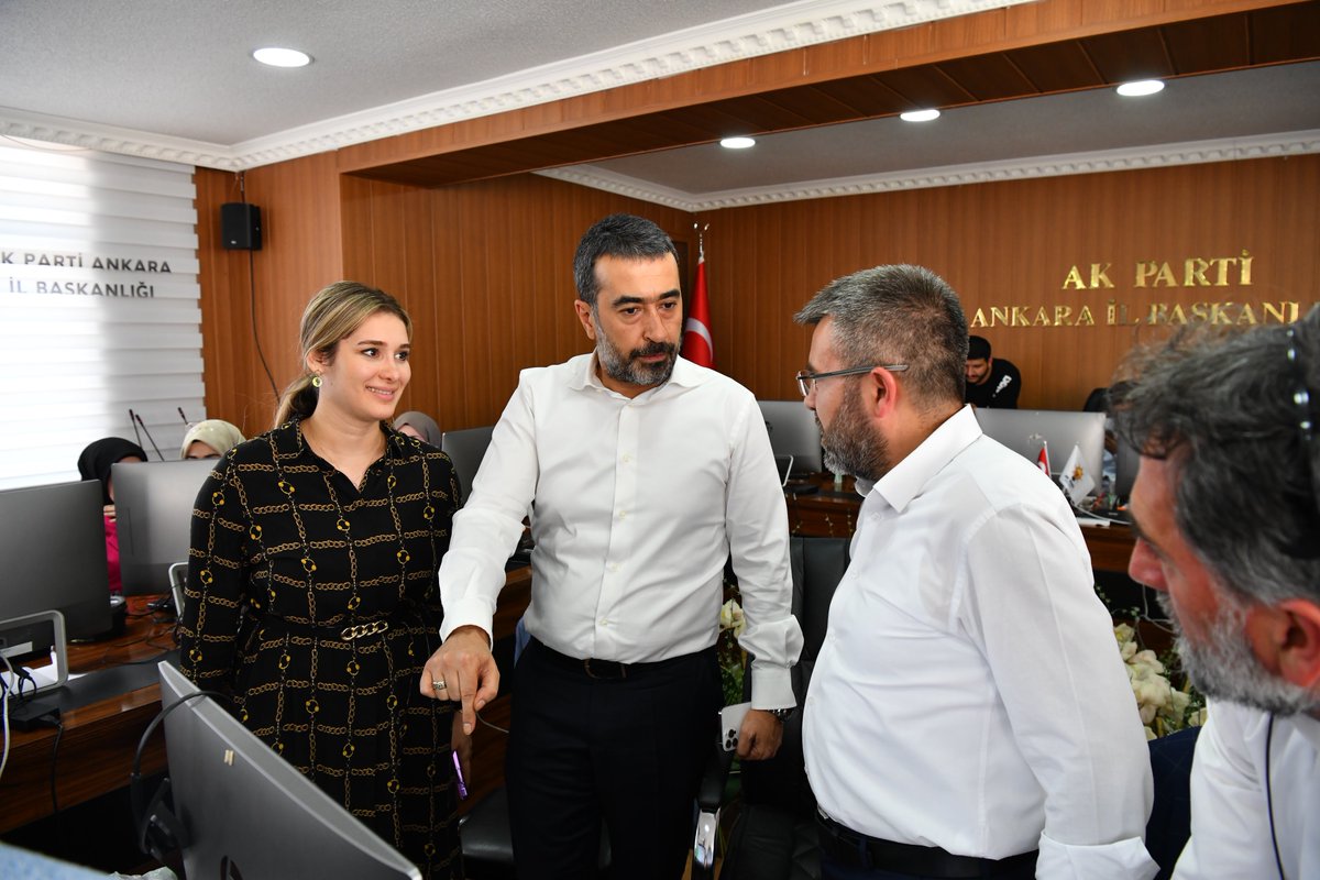 AkpartiAnkara's tweet photo. İl Başkanımız @hakanhanozcan, Sonuç Alım Sistemi (SAS) ekibimiz ile birlikte an be an seçim sonuçlarını takip ediyor. 

Zafer Bismillah…

#AdamKazandı https://t.co/fsvgnZZ6mP