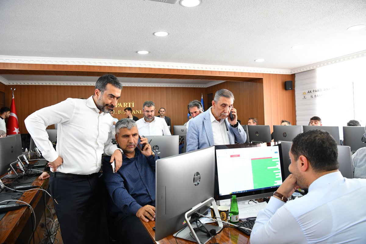 AkpartiAnkara's tweet photo. İl Başkanımız @hakanhanozcan, Sonuç Alım Sistemi (SAS) ekibimiz ile birlikte an be an seçim sonuçlarını takip ediyor. 

Zafer Bismillah…

#AdamKazandı https://t.co/fsvgnZZ6mP