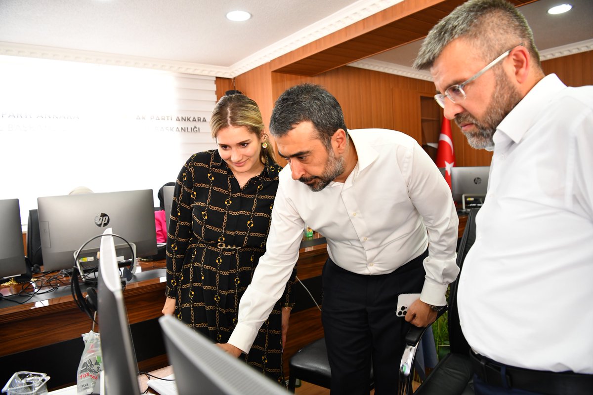 AkpartiAnkara's tweet photo. İl Başkanımız @hakanhanozcan, Sonuç Alım Sistemi (SAS) ekibimiz ile birlikte an be an seçim sonuçlarını takip ediyor. 

Zafer Bismillah…

#AdamKazandı https://t.co/fsvgnZZ6mP