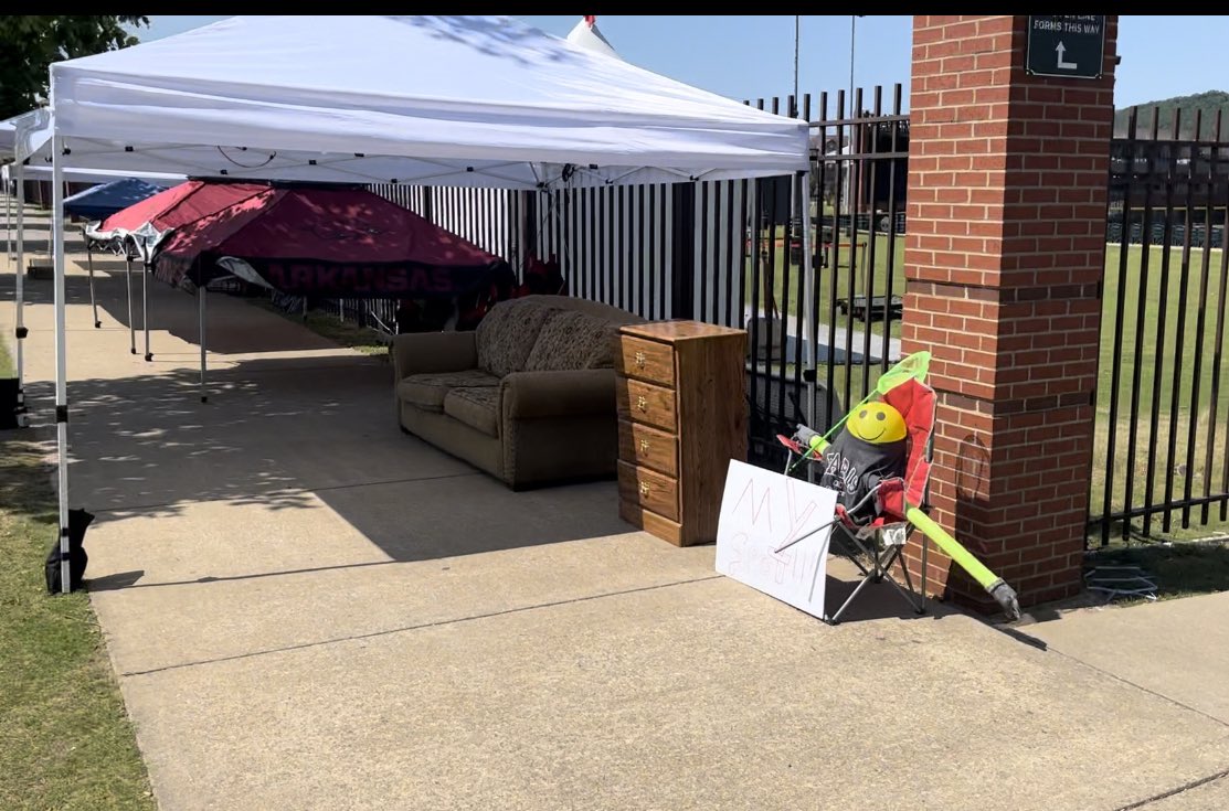 New first in line for HOGPEN at Baum.  Who would do that? #hogtwitter #WPS @RazorbackBSB