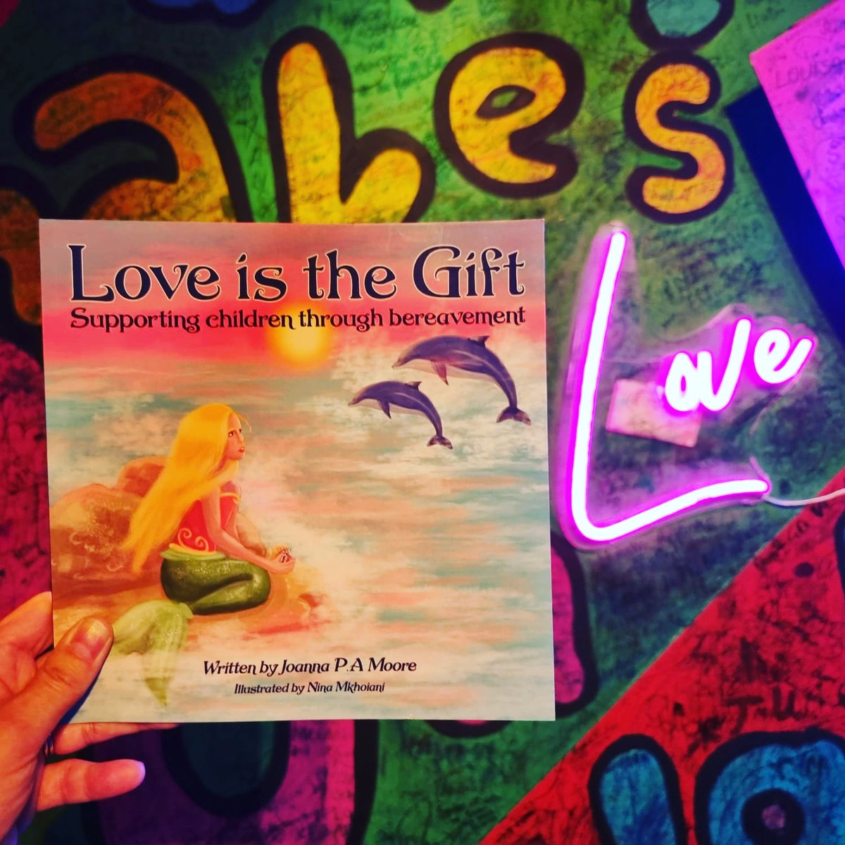 Love is truly the most important gift that you can give or receive. 
Healing through memories of #LOVE 🩷🩷🩷🩷🩷🩷🩷🩷🩷🩷🩷🩷🩷🩷

#ChildrensBooks #Bereavement #Grief #Parenting #ParentingGrief #ChildrensGriefAwareness #SueAtkinsBookClub #KidsLoveReading #schoolbooks #KS2Books