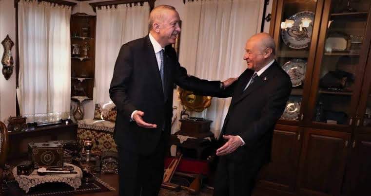 Milliyetçilik ve demokrasi ruh ikizidir.Milliyetçilik olmadan Türkiye yönetilemez. Demokrasi olmadan kalkınma olamaz 
Lider Devlet Bahçeli