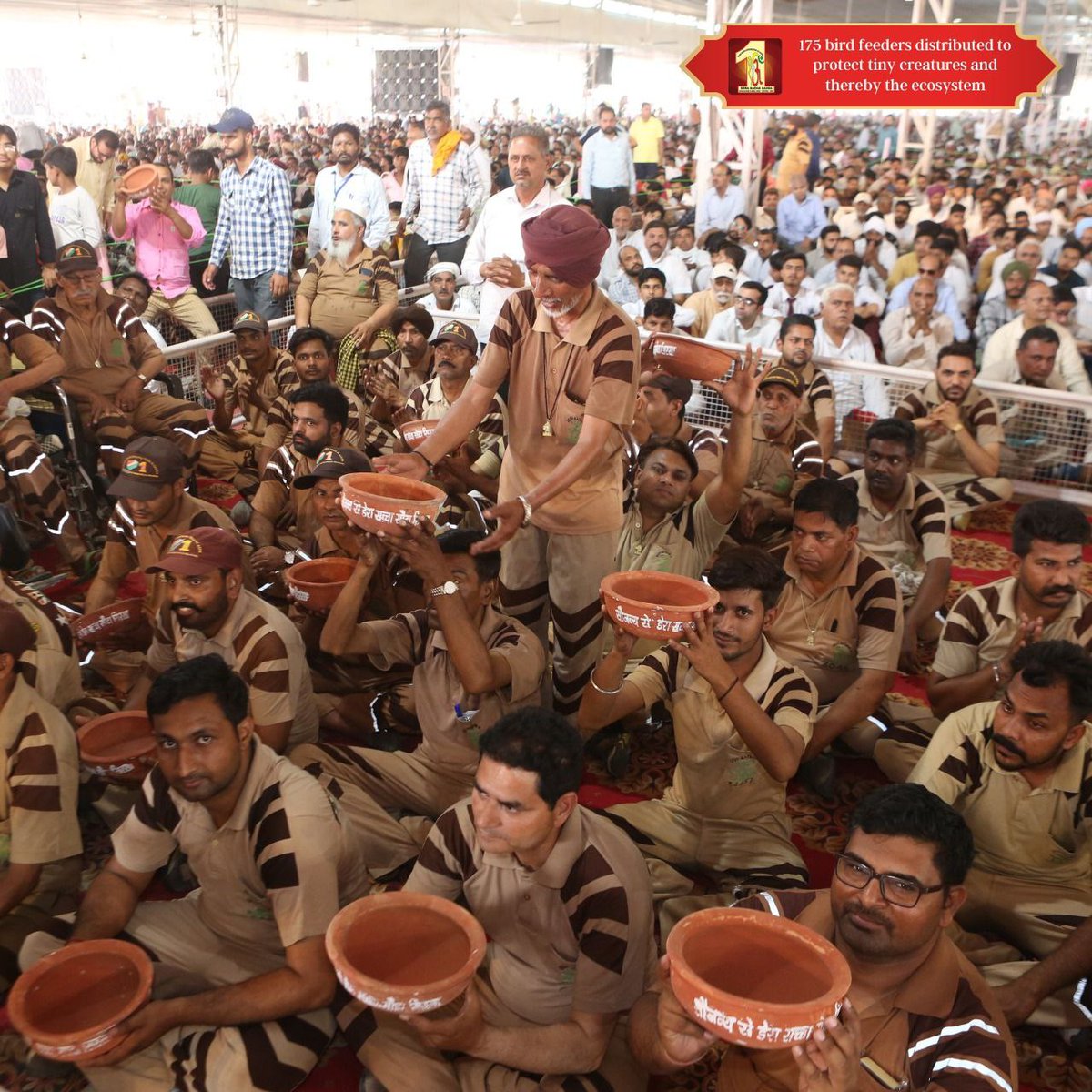 Anami050607's tweet photo. This pic is showing you the celebration of #SoulfulSatsangBhandara which were conducted in Sirsa. In this Satsang Bhandara people of Dera Sacha Sauda distrubuted Earth bowl for nurchring birds influence by Saint Gurmeet Ram Rahim Ji. https://t.co/Ff9qWyPfVz