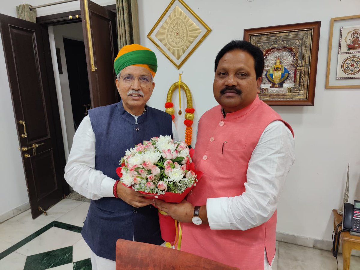 PkSinghMP's tweet photo. कुशल रणनीतिकार, मृदुभाषी जननेता माननीय केंद्रीय मंत्री श्री अर्जुन राम मेघवाल जी से मिलकर उन्हें नव दायित्व हेतु बधाई व शुभकामनाएं दिया।
इस स्नेहिल मुलाकात के दौरान जनहित में विकास हेतु विभिन्न मुद्दों पर बातचीत हुई।
@arjunrammeghwal https://t.co/S8utKflbed