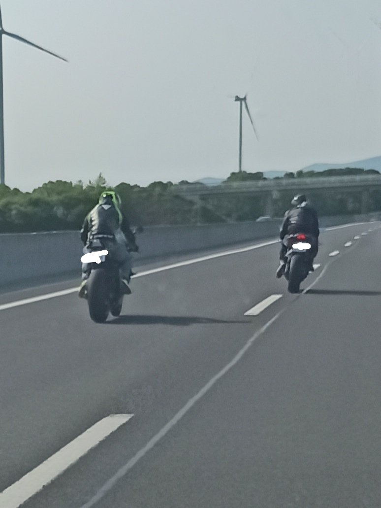 WalterReich's tweet photo. Motorrad Rennen auf der A3 bei Ebreichsdorf. 3 Biker die die Autofahrer blockieren und vorne das Rennen zwischen 2 Bikes, bei sicher 220 km/h. Echt verantwortungslos. War einiger Verkehr, so um 16:45. https://t.co/r2ql3Lv3c5