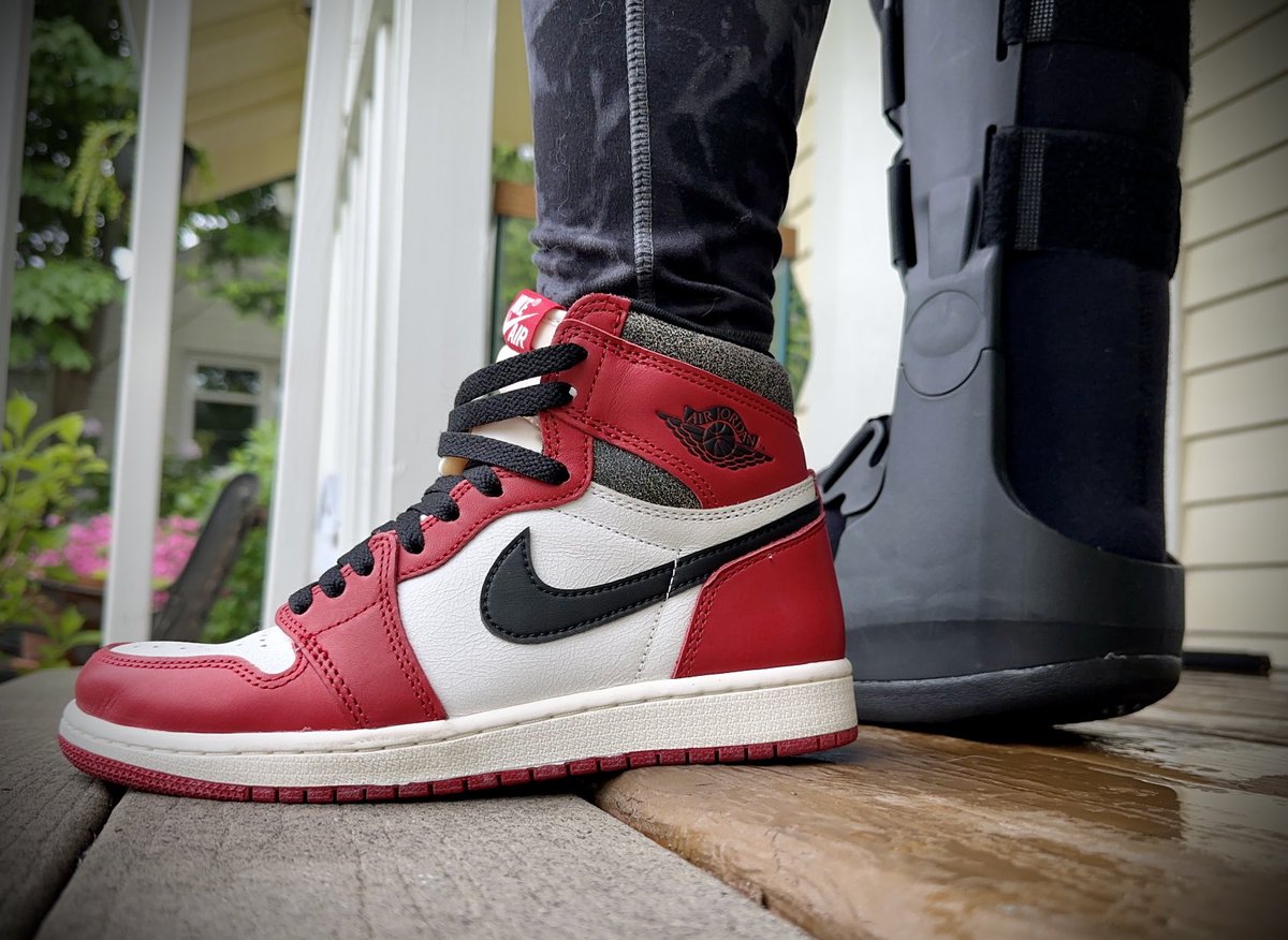jamescara75's tweet photo. #KOTD #ChicagoLostAndFound #WalkingBoot #PorchPic
Finally up on my feet as of Friday.
Sorry I haven’t been around much. I broke my phone and haven’t been very social lately.
Anywho. Love and miss my community #yoursneakersaredope @Jumpman23
@Nike https://t.co/hg1T3IAKKP