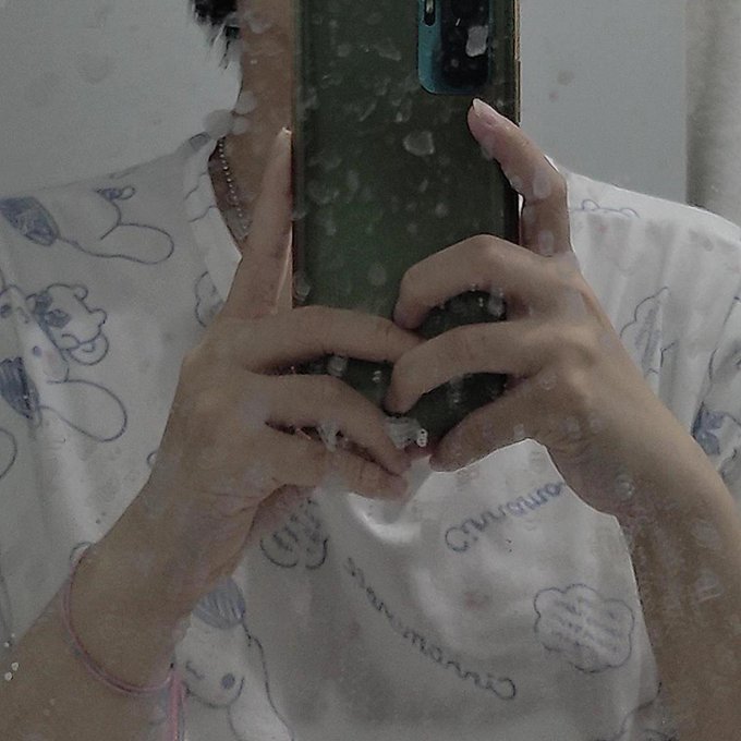 ลงดึกๆคนน้อยๆ555555 เหมือนจะดูดีแค่ตอนถืออะไรสักสักอย่างล่ะค่ะ 