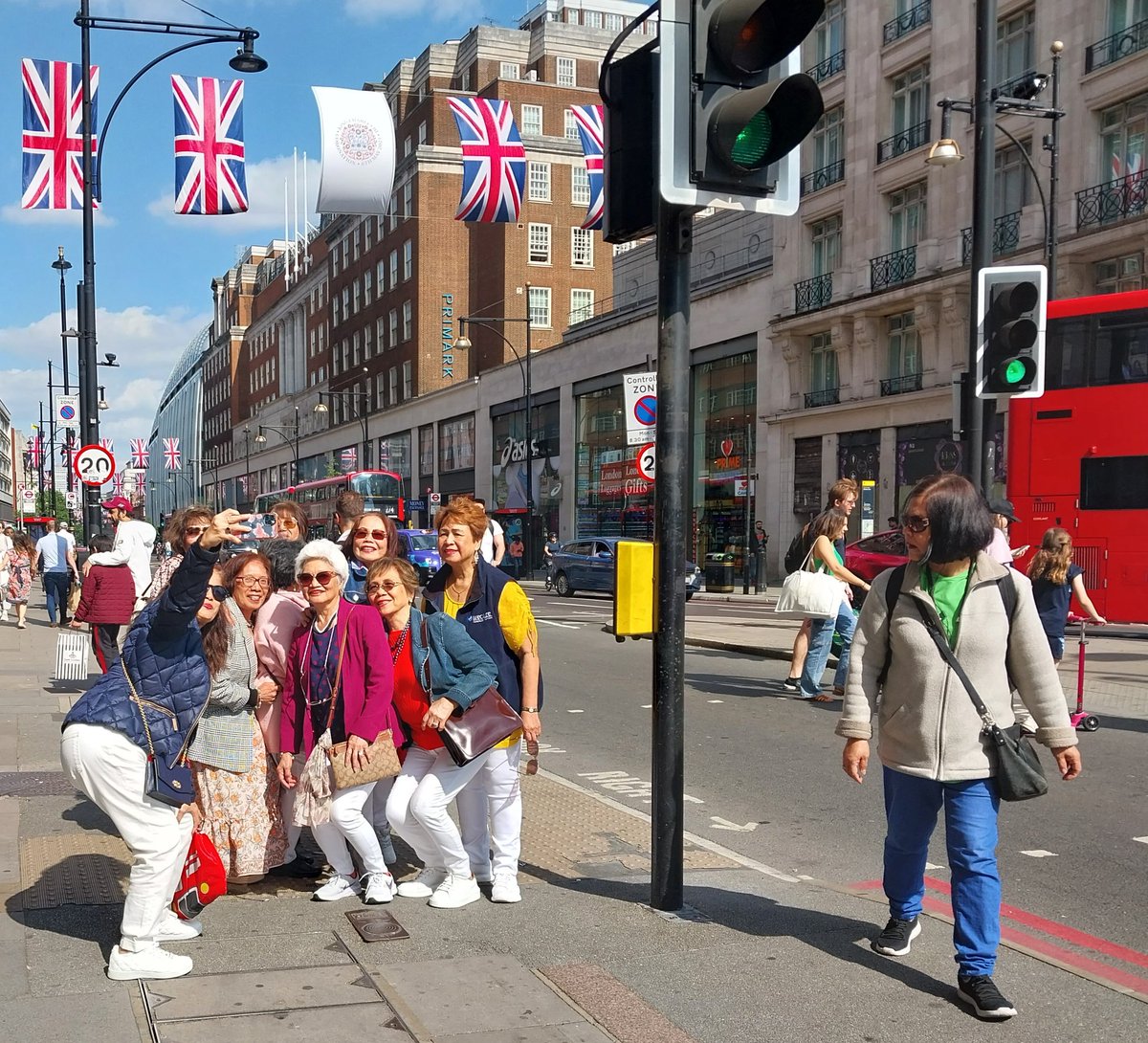 MusingGee's tweet image. One of my fave clicks from the trip!

#LondonThumakDa #AgelessFun