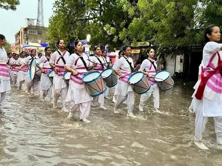_Balkishan_'s tweet photo. जोधपुर में राष्ट्र सेविका समिति की बहनों द्वारा पथ संचलन।

#RSS #rashtriyaswayamsevaksangh #आरएसएस #rssnagpur #RSSHQ #MohanBhagwat #mohanbhagwatji #IndreshKumar #indreshkumarrss #DattatreyaHosabale #dattatreya #baithak #jodhpur #rajasthan #northindia https://t.co/VY4rTSsGDr