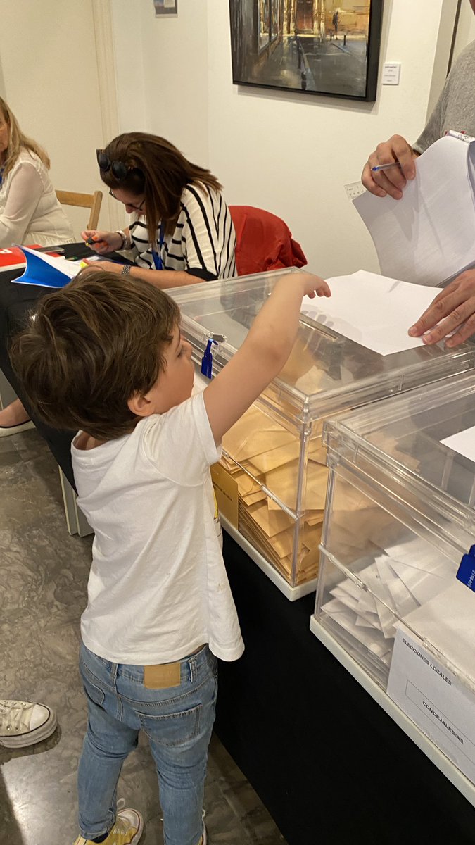Un sueño hecho realidad. 🥲 
Ir a votar con mi hijo en #España una tierra que, como inmigrante, me acogió hace muchos años y me lo dio todo. Votar con ilusión, con esperanza, con alegría. Votar por un futuro en el que todos tengan las mismas oportunidades. Votar con el ♥️