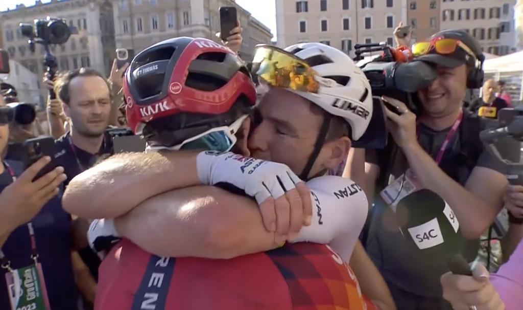 And amongst it all, @GeraintThomas86 still found time to help an old friend 🤗🥲 A colossal lead-out in Rome, rolling back the years, as @MarkCavendish took the victory. Beautiful 🇬🇧 #Giro