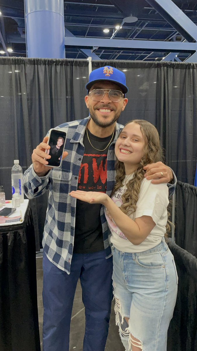 Josh FaceTimed Case Walker with the girls. They are ecstatic. #ComicPalooza #TheOtherTwo