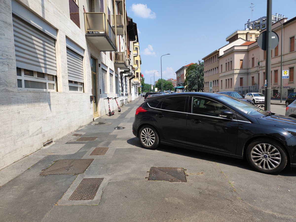 Fine settimana a Milano... passato a fare lo slalom gigante tra le auto parcheggiate sui marciapiedi, anche in pieno centro e a tutte le ore del giorno. Ehhhh.. ma il problema sono i monopattini...