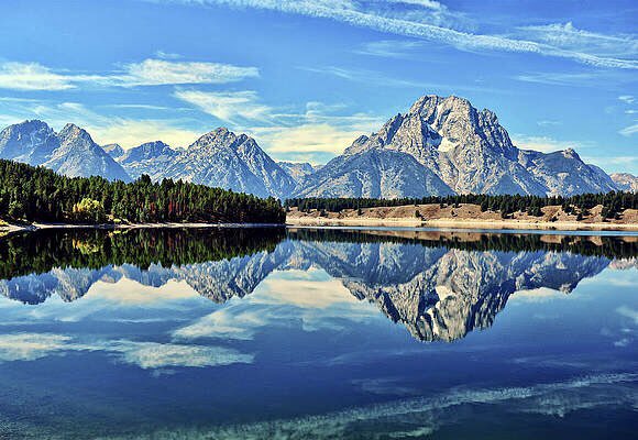 Jackson Lake is a large lake (15 miles long 17 miles wide) in high-altitude Grand Teton National Park. 
There are over 15 islands within the lake. One of the largest islands is Elk Island, a magical place where adventures take place.
#Wyoming The Equality State

#travelUSA🇺🇸