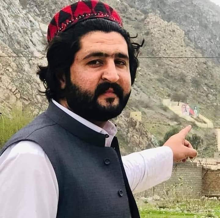 NaimatUllahWazi's tweet photo. کل 29 مٸ کو #حنیف_پشتین کی بنوں عدالت میں پیشی ھے۔
یاد رہے کہ #حنیف_پشتین ریاستی دہشتگردی، ڈالری جنگ، گڈ اور بیڈ، اغواگردی، ٹارگٹ کیلینگ کیخلاف آواز اُٹھانے کی جرم میں پچھلے 4 سال سے پابند سلاسل ھے۔
#ReleaseHanifPashteen
@ManzoorPashteen https://t.co/BWw4aIIDTb